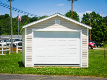 A garage shed in Tennessee with vinyl siding