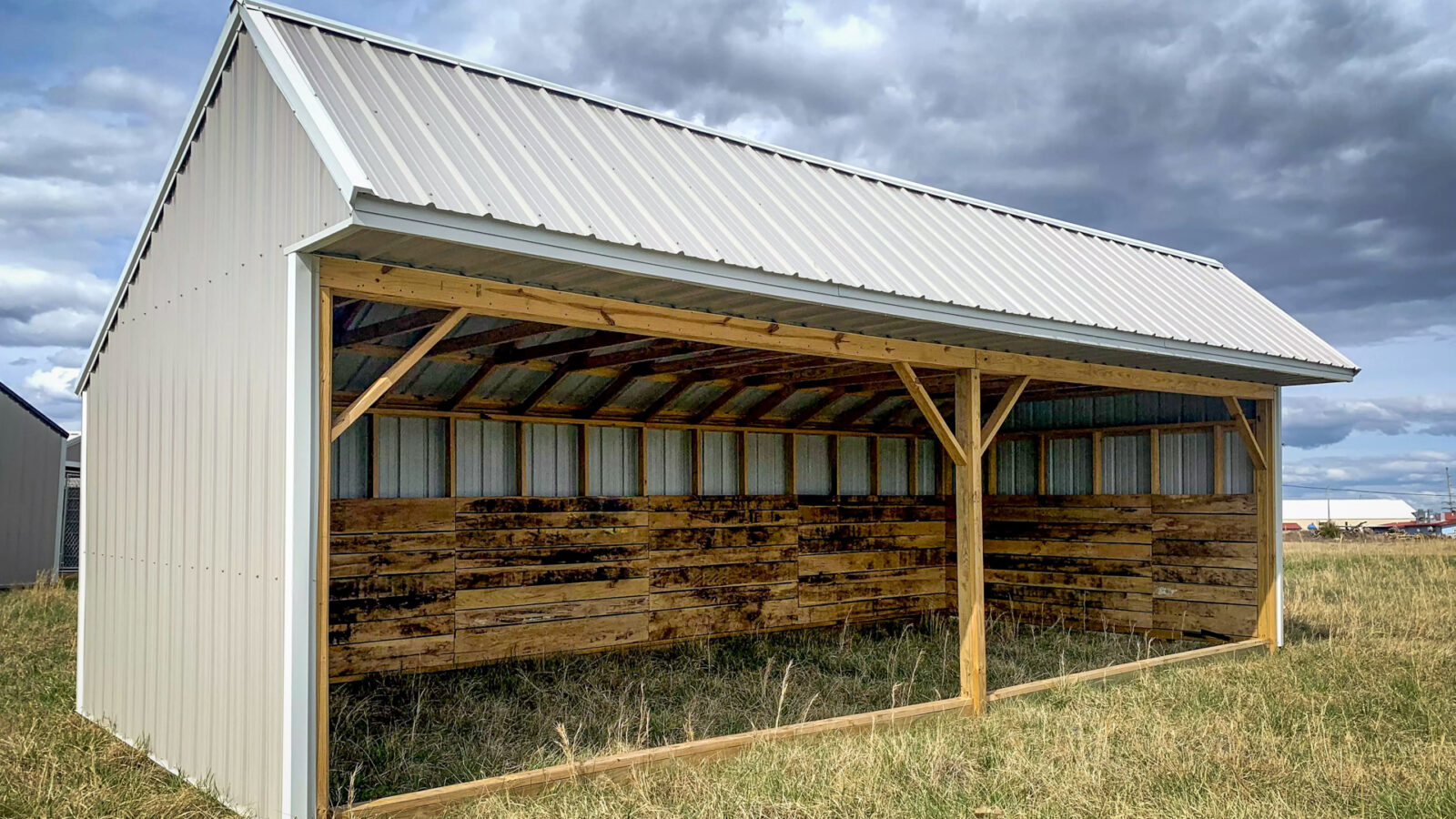 exterior of big loafing shed for sale